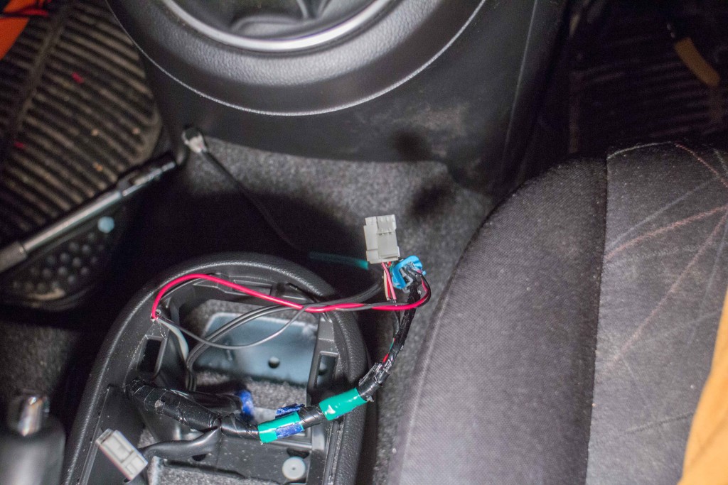 mazda2-subwoofer-06