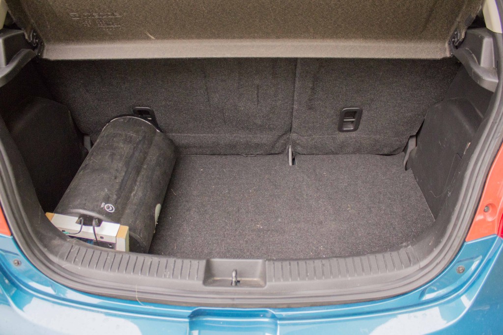 mazda2-subwoofer-07